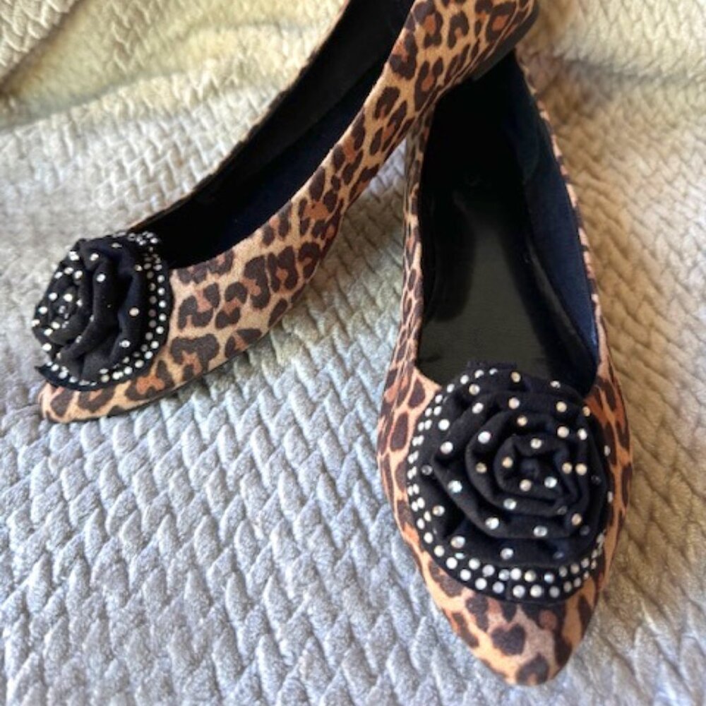 Carlos Santana Girly Leopard Print Flats in Size 10